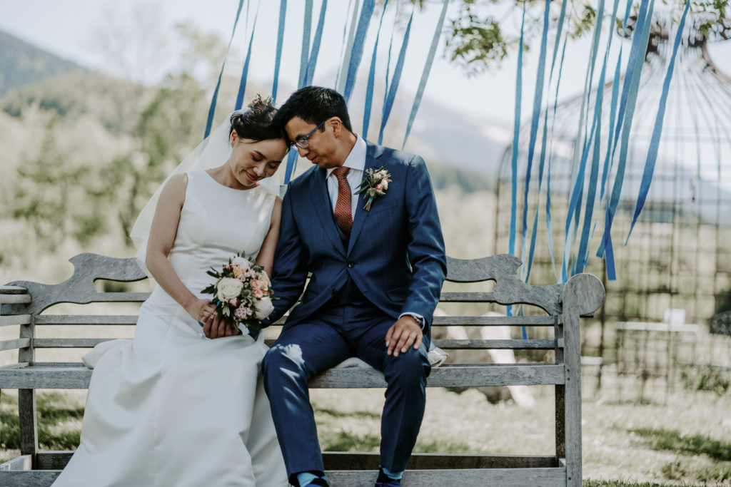 couple-ceremonie-mariage-bleu